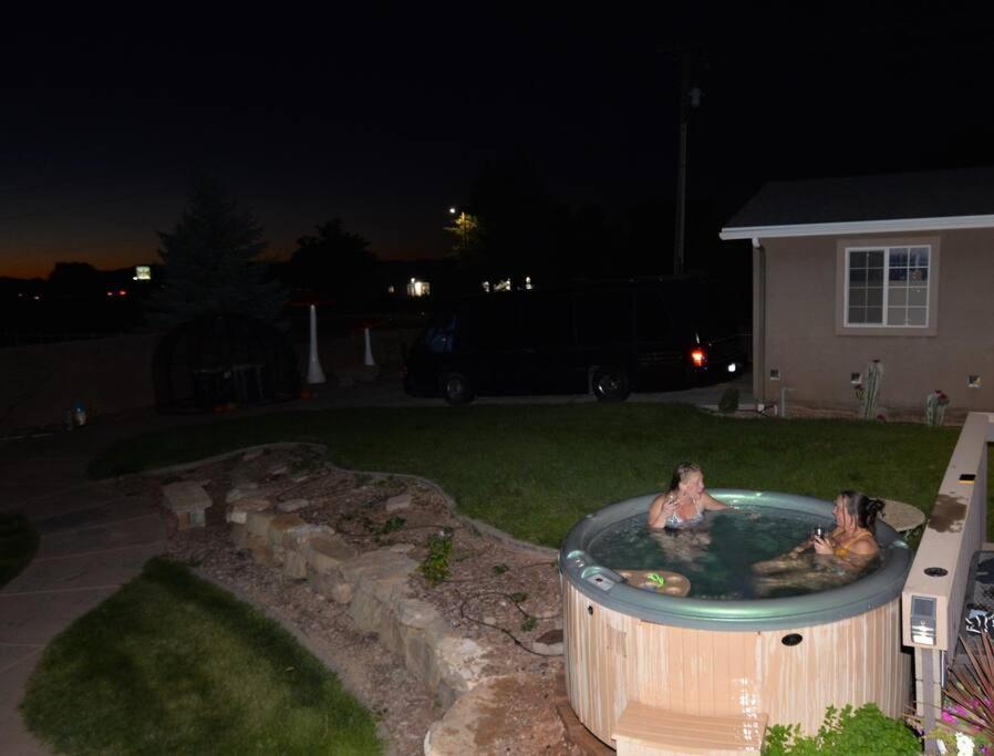 Tacit Shadow Paradise Deluxe Suite, Gym, Coffee Bar, Hot-tub, Free Laundry, Food Available Appartement Parowan