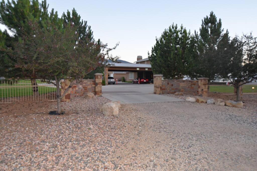 Tacit Shadow Paradise Deluxe Suite, Gym, Coffee Bar, Hot-tub, Free Laundry, Food Available Parowan