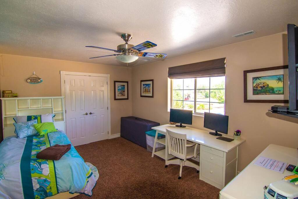 Tacit Shadow Paradise Deluxe Suite, Gym, Coffee Bar, Hot-tub, Free Laundry, Food Available Appartement Parowan