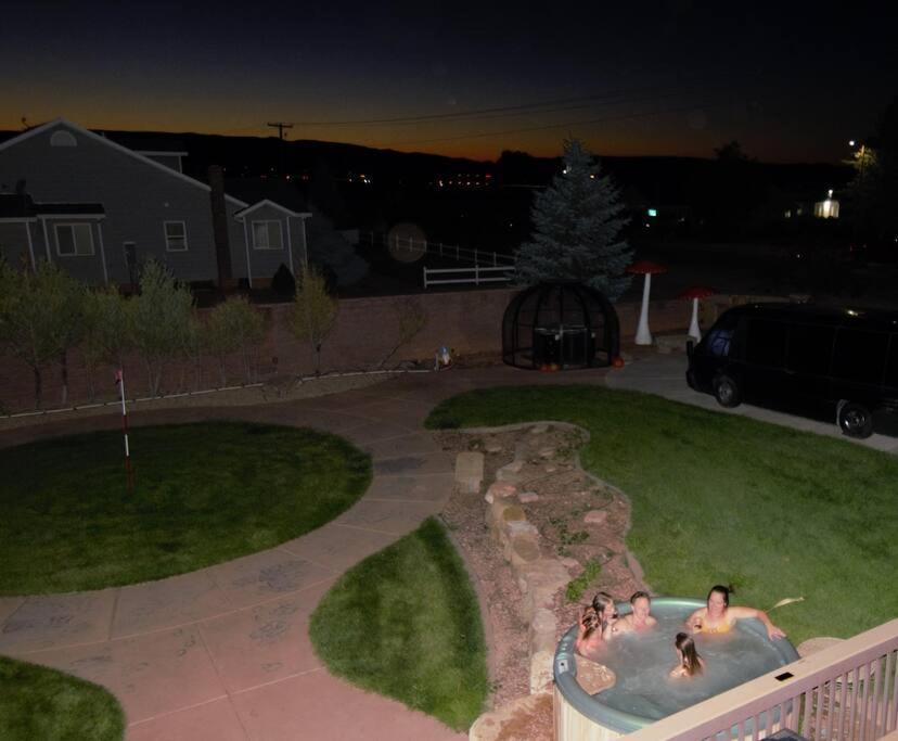 Tacit Shadow Paradise Deluxe Suite, Gym, Coffee Bar, Hot-tub, Free Laundry, Food Available Appartement Parowan
